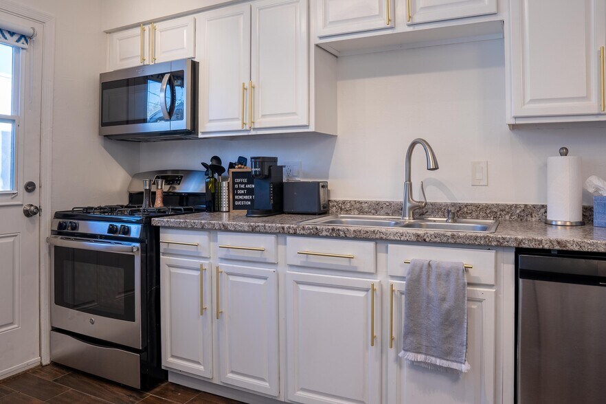 Fully stocked kitchen - 4615 N 14th St