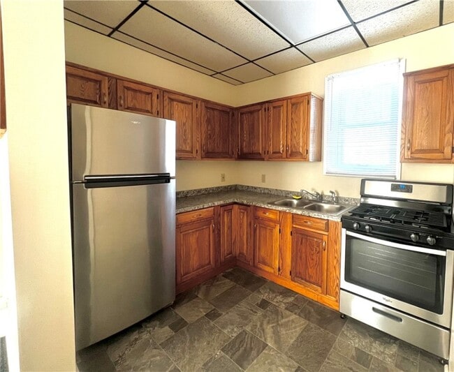 Building Photo - 352 Maple Ave