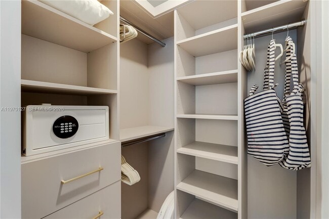 Building Photo - 2678 Tigertail Ave