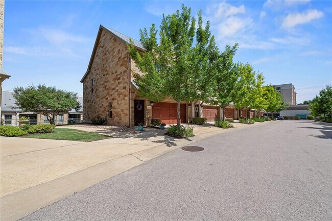 Building Photo - 1201 Highknoll Ln