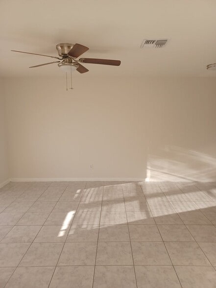 Building Photo - 3/2 Duplex w/ Garage.  Tenant occupied until 3/31/26.