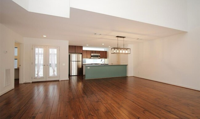 Building Photo - Modern 2/2 Townhome