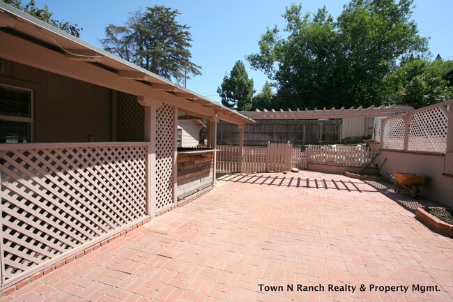 Building Photo - 5Br 2Ba single Family Home