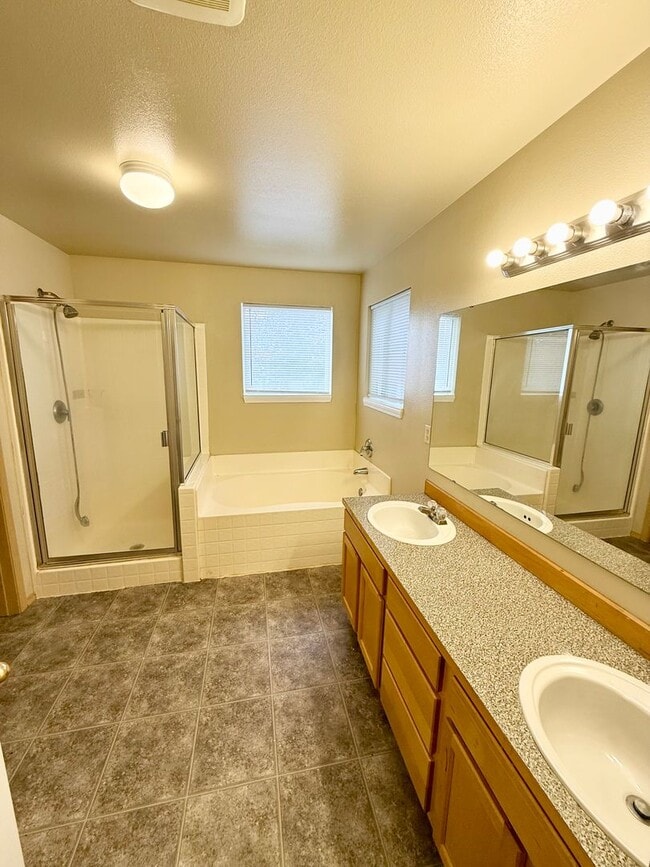 Building Photo - 5 Bedroom 2.5 Bath plus Bonus Room in East...