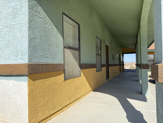 Building Photo - Pending 2 bed 2.5 bath great location BHCRENT.COM