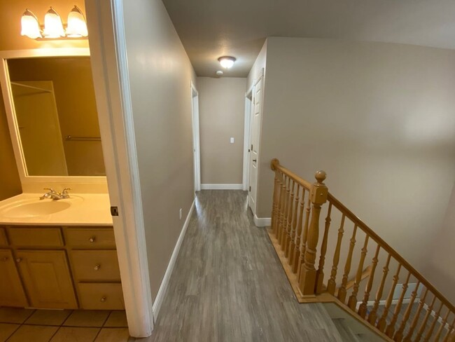 Building Photo - 3 Bedroom 2.5 Bathroom Apartment in Provo!