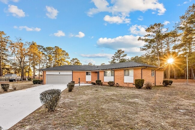 Building Photo - 3bd/2ba Ranch Style Nest In Fayetteville