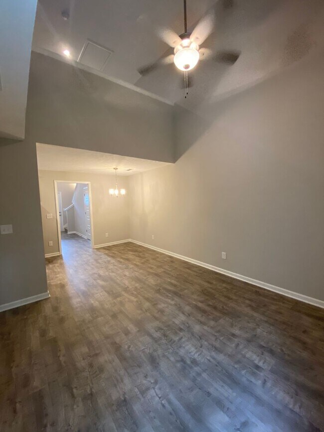 Building Photo - 3 BD 3.5 BA 1 Car Garage Great Location Li...