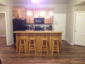 Building Photo - 3D Tour Available - Great Location + Washer & Dryer + Pet Friendly! Available August 1st!