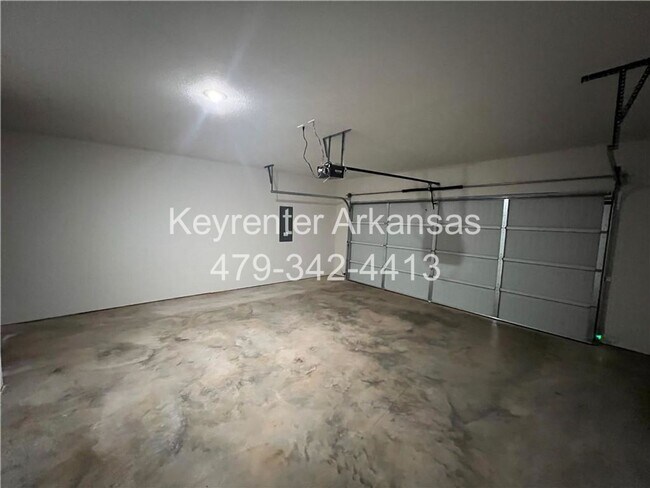 Building Photo - Amazing 3 Bedroom - 3.5 Bathroom in Fayetteville!