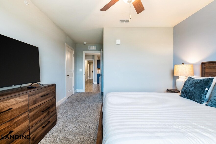 Building Photo - 305 Laredo Dr