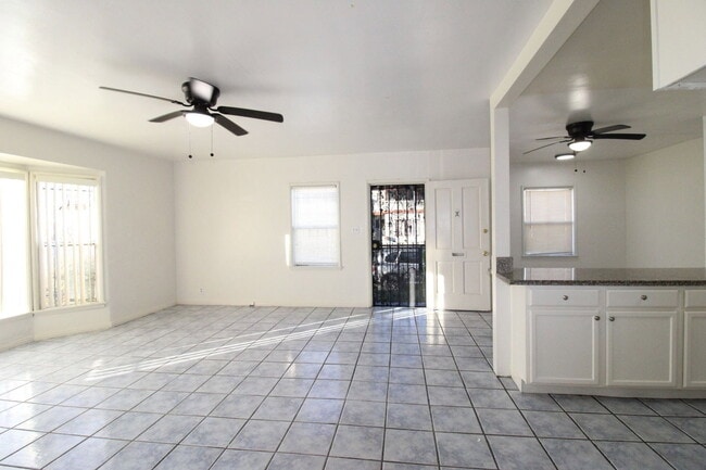 Building Photo - 2838 W Vernon Ave