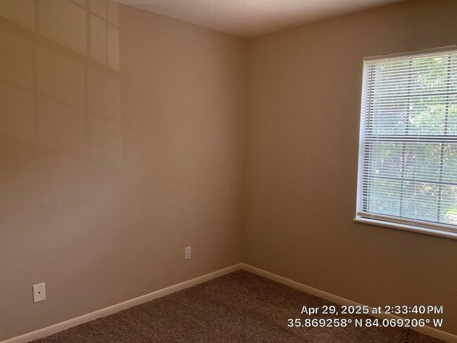 Building Photo - 3 Bedroom / 2.5 Bath House Available Now