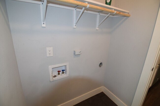 Building Photo - 7513 Carriage Dr
