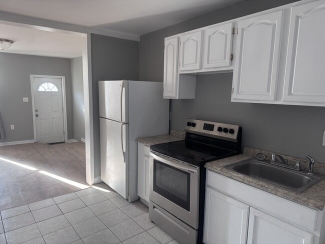 Building Photo - 1004 W Lombard St