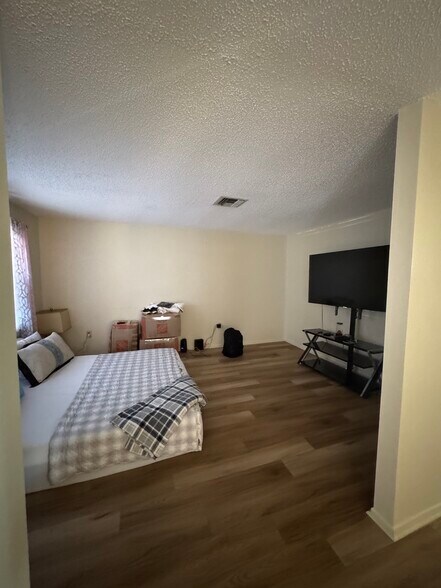 Building Photo - 6452 109th Ter N