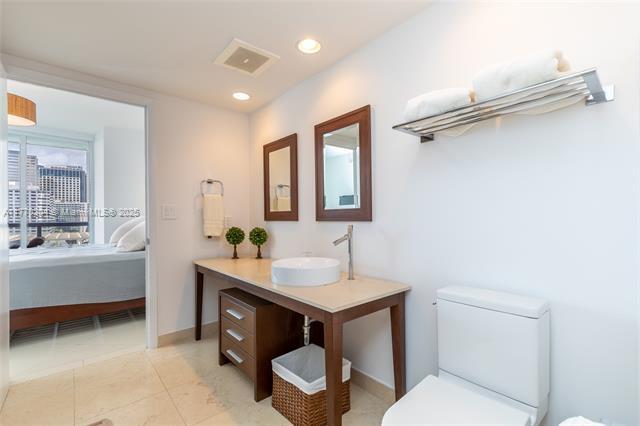 Building Photo - 495 Brickell Ave