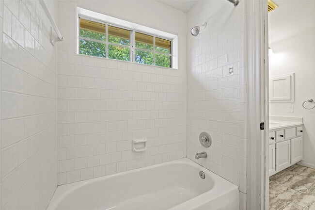 Building Photo - 15106 Vista Heights Dr