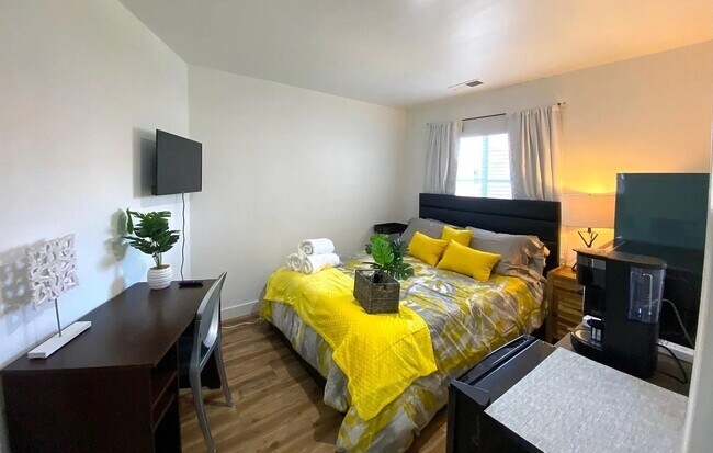 Building Photo - Classy Single Family Home Conviently located - Easy drive to Pendelton or Miramar - Nice family n...