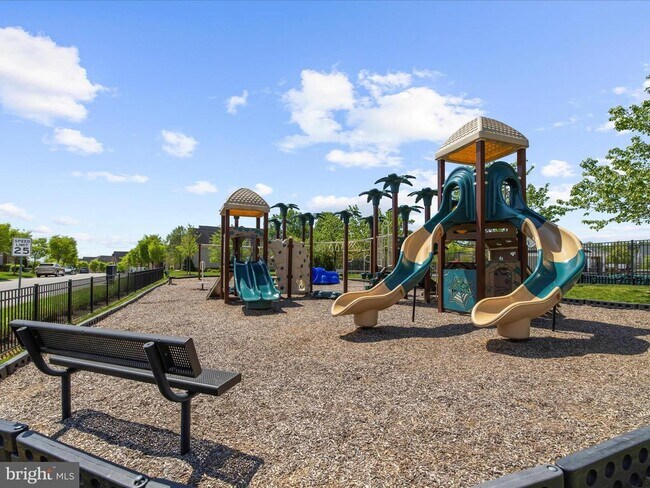 Building Photo - 8512 Pine Springs Dr