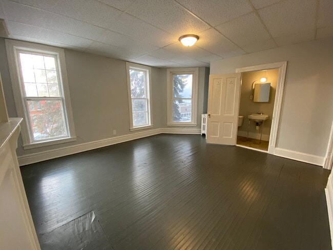 Building Photo - 1513 E Superior St