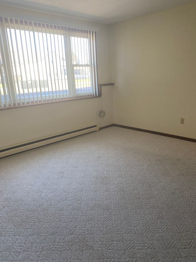 Building Photo - 2 bedroom, 1 bath condo in La Porte City