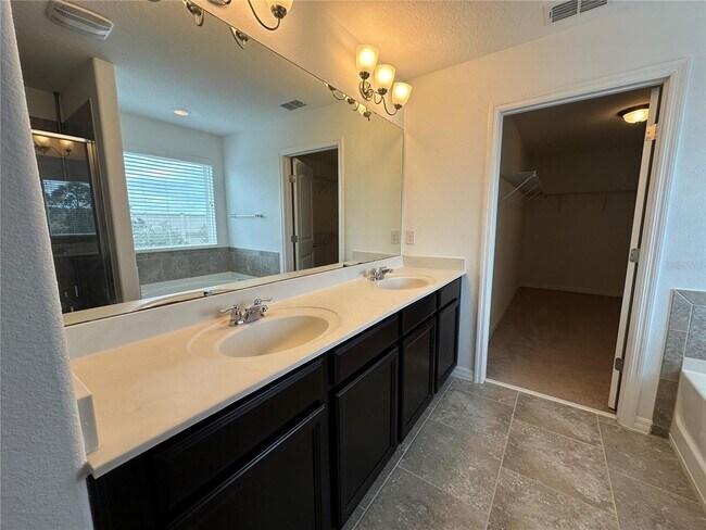 Building Photo - 2445 Beacon Landing Cir