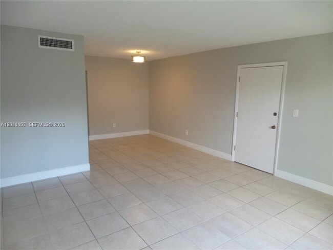 Building Photo - 10794 N Kendall Dr