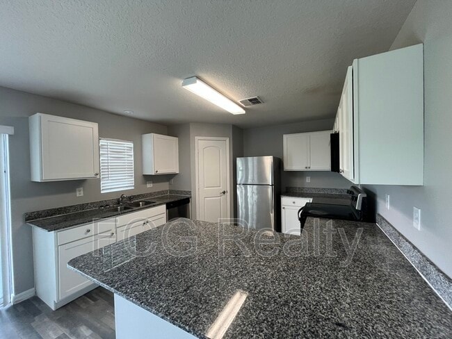 Building Photo - 711 Gila Dr