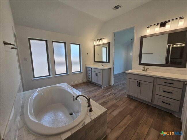 Building Photo - 2216 Prado Dr