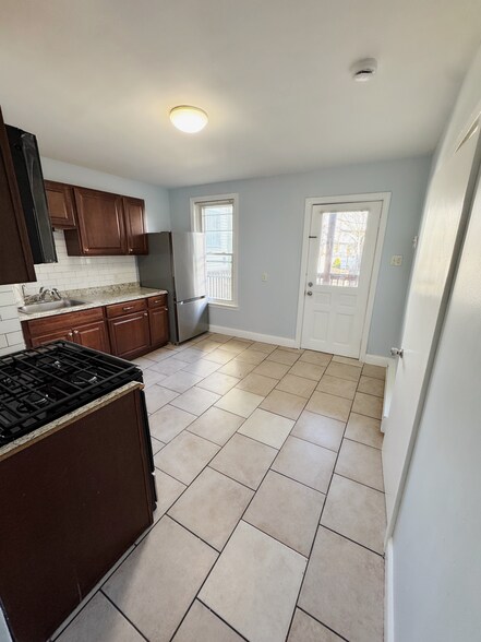 Building Photo - 128 Putnam St