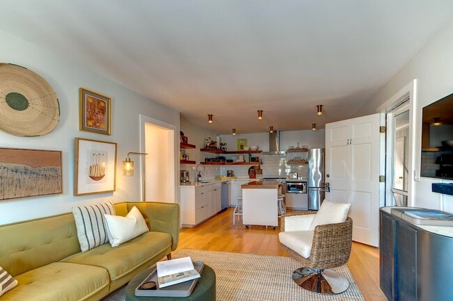 Building Photo - 2057 Middle St