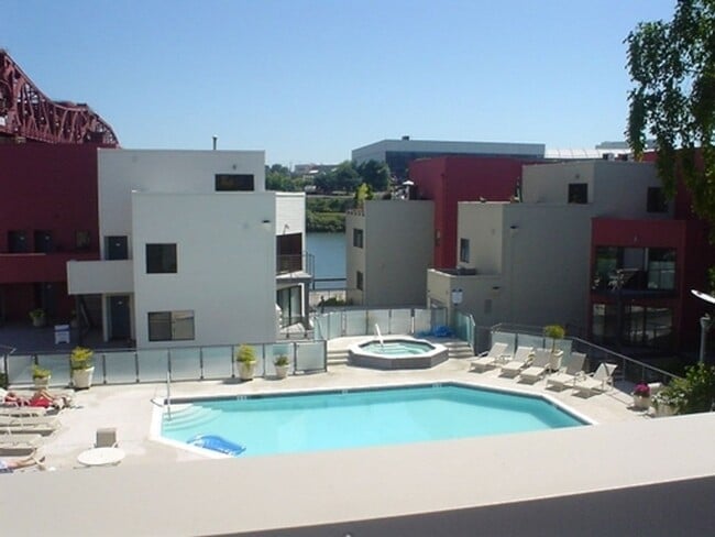 Building Photo - Adorable 1 bedroom, 1 bath water view condo available immediately! Water/sewer/trash/parking incl...