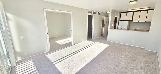 Building Photo - Charming 1-Bedroom Condo with Partial Bay Views & Summer Fireworks!