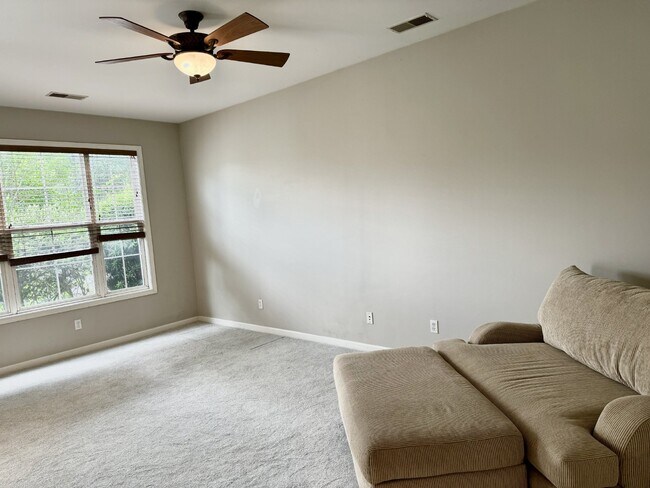 Building Photo - Spacious Townhome with a Private Courtyard in Westbury Park!