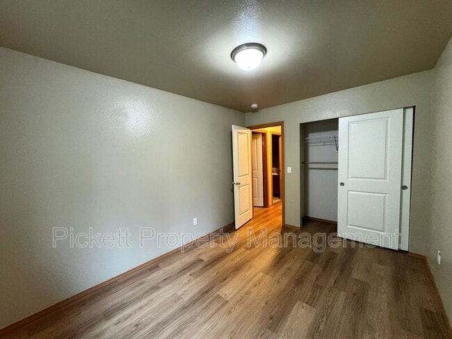 Building Photo - 136 NE Miramar Cir