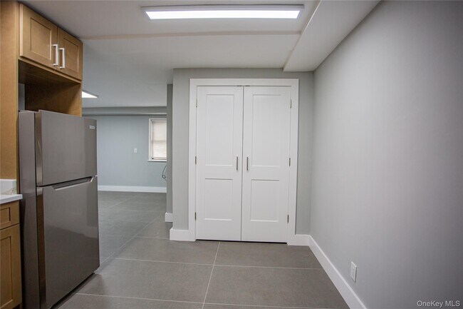 Building Photo - 470 E Broadway