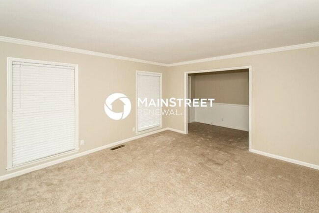 Building Photo - 5 Bedroom Pet-Friendly Home in Center Poin...