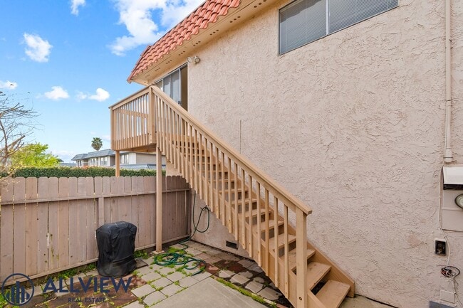 Building Photo - Renovated 2 Bedroom, 1 Bathroom Available ...