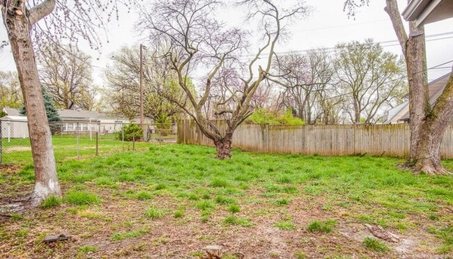 Building Photo - COMING SOON! 3 Bed 1 Bath home in Kansas C...