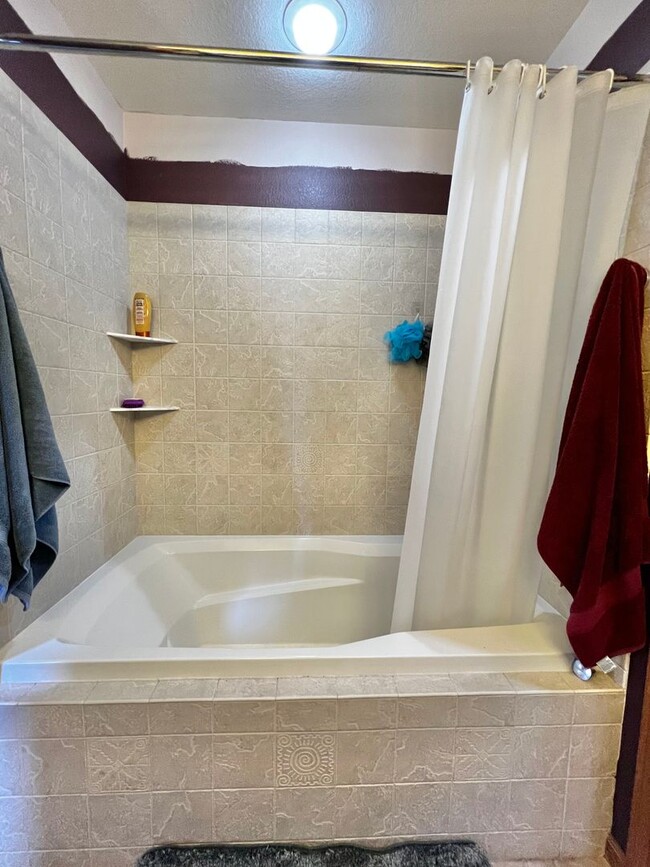 Building Photo - 4 Bed 3 Bath Townhouse in West Fort Collins!