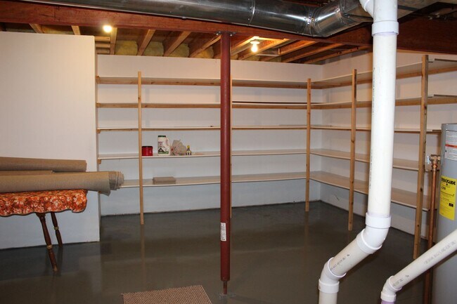 Building Photo - AVAILABLE JULY 2026!!! Incredible 3 bedroom, 2-1/2 bath duplex style condominium on Iowa City Eas...