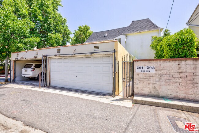 Building Photo - 203 S Doheny Dr