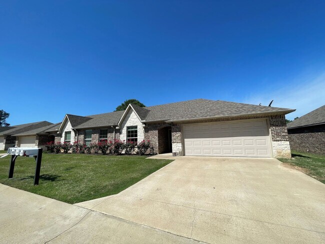 Building Photo - Gorgeous 3-bed/1-bath with garage!
