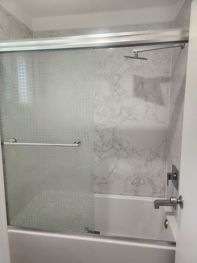 Building Photo - Clean and bright throughout, 2-bedroom, 1.5 Bathroom, two story unit in a great Windsor location!