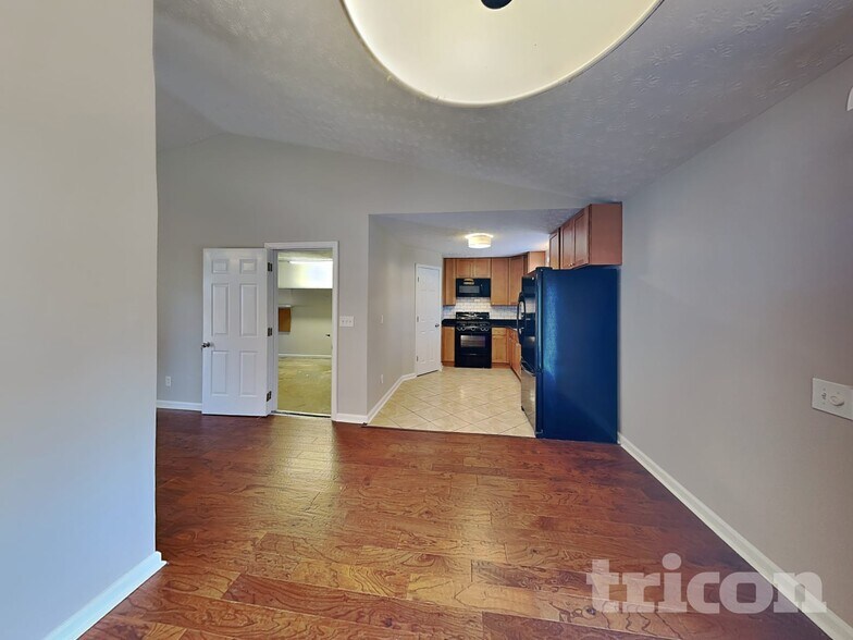 Building Photo - 414 River Point Dr