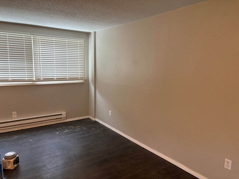 Building Photo - 302 Maple Ln