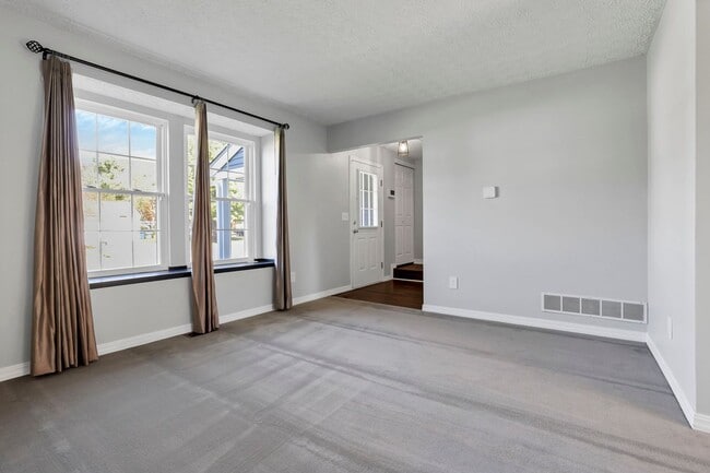 Building Photo - 5399 Thornburg Ct