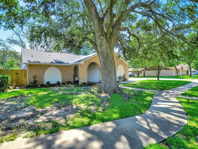 Building Photo - 21902 Meadowhill Dr