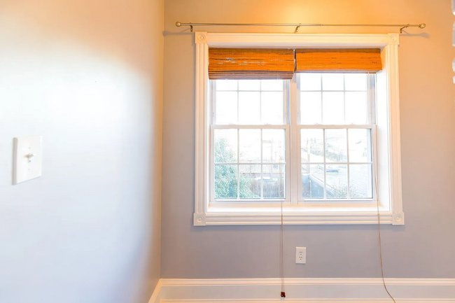 Building Photo - Fully Renovated 3 BR/1.5 BA Apartment in C...